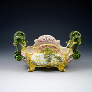 Jardinière com alças serpentiformes e decoração paisagística